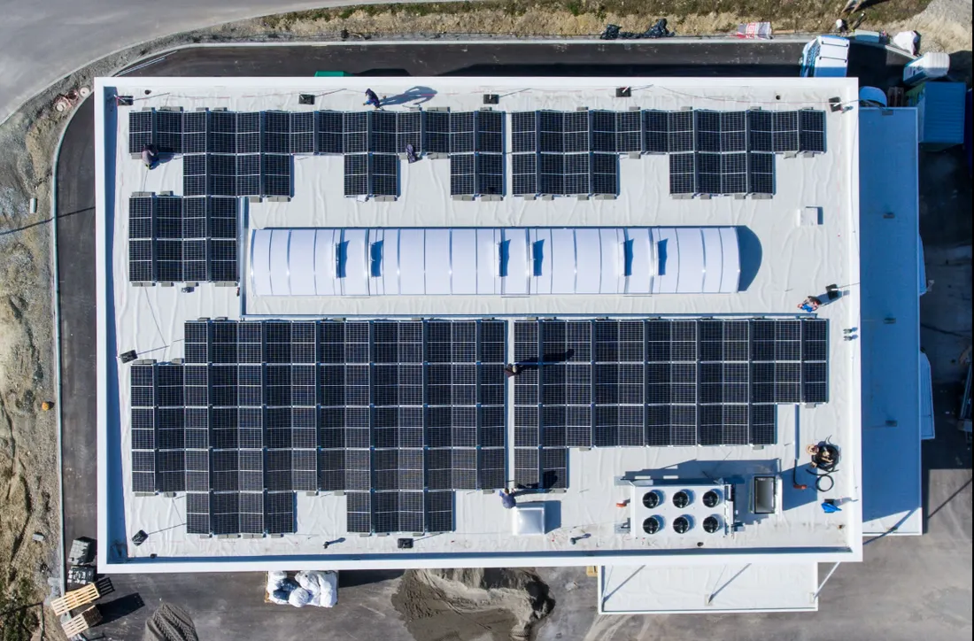 PV-Großanlage auf einer Lagerhalle, Luftaufnahme von oben
