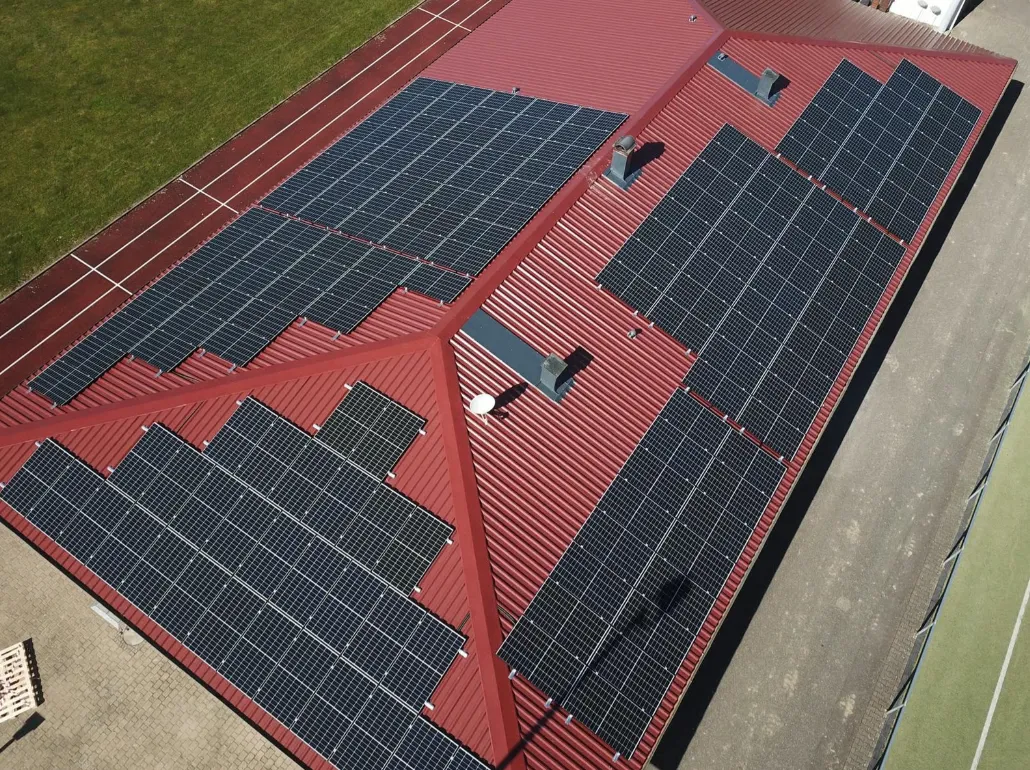 Photovoltaik auf dem Dach einer Sporthalle