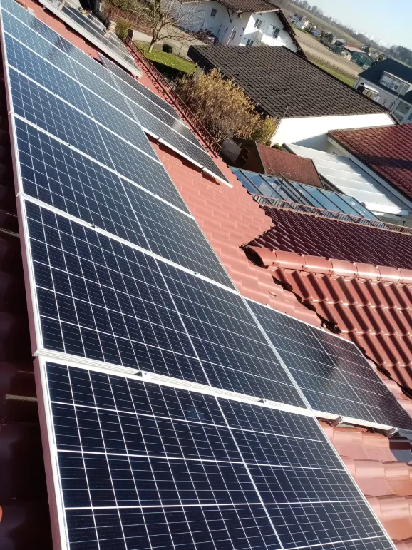 PV-Anlage auf einem Ziegeldach in der Sonne