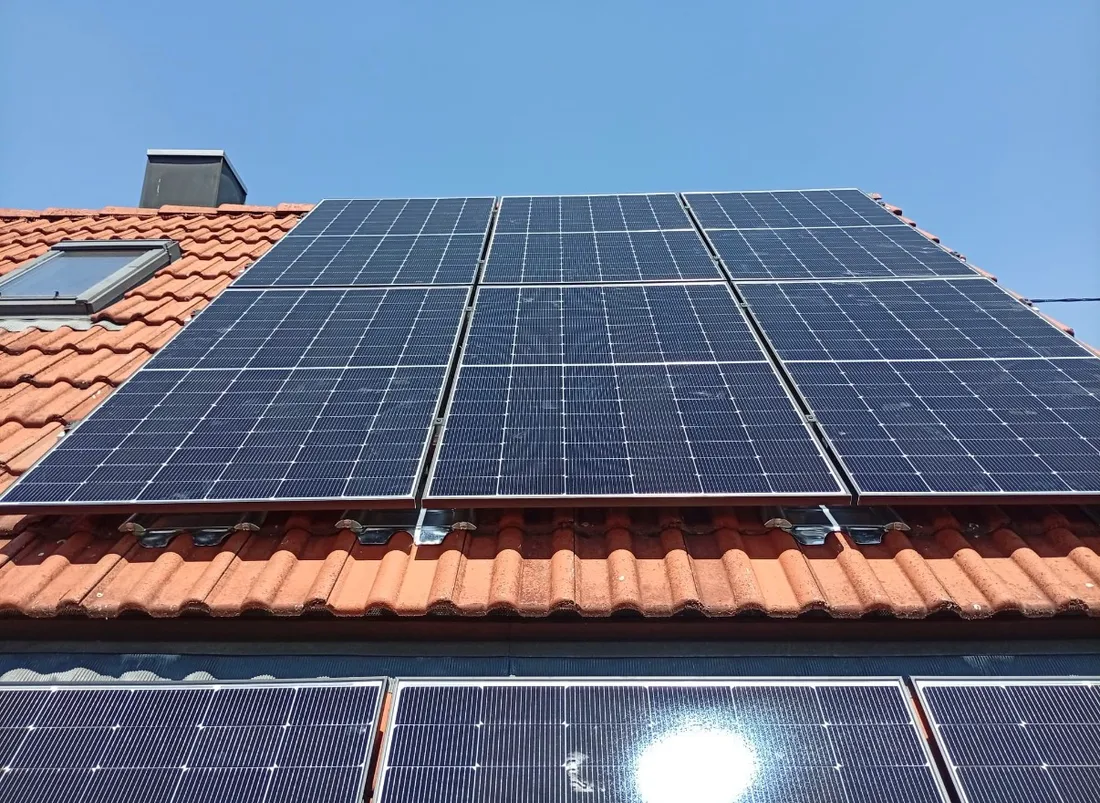 PV-Module auf einem roten Ziegeldach, Ansicht von unten